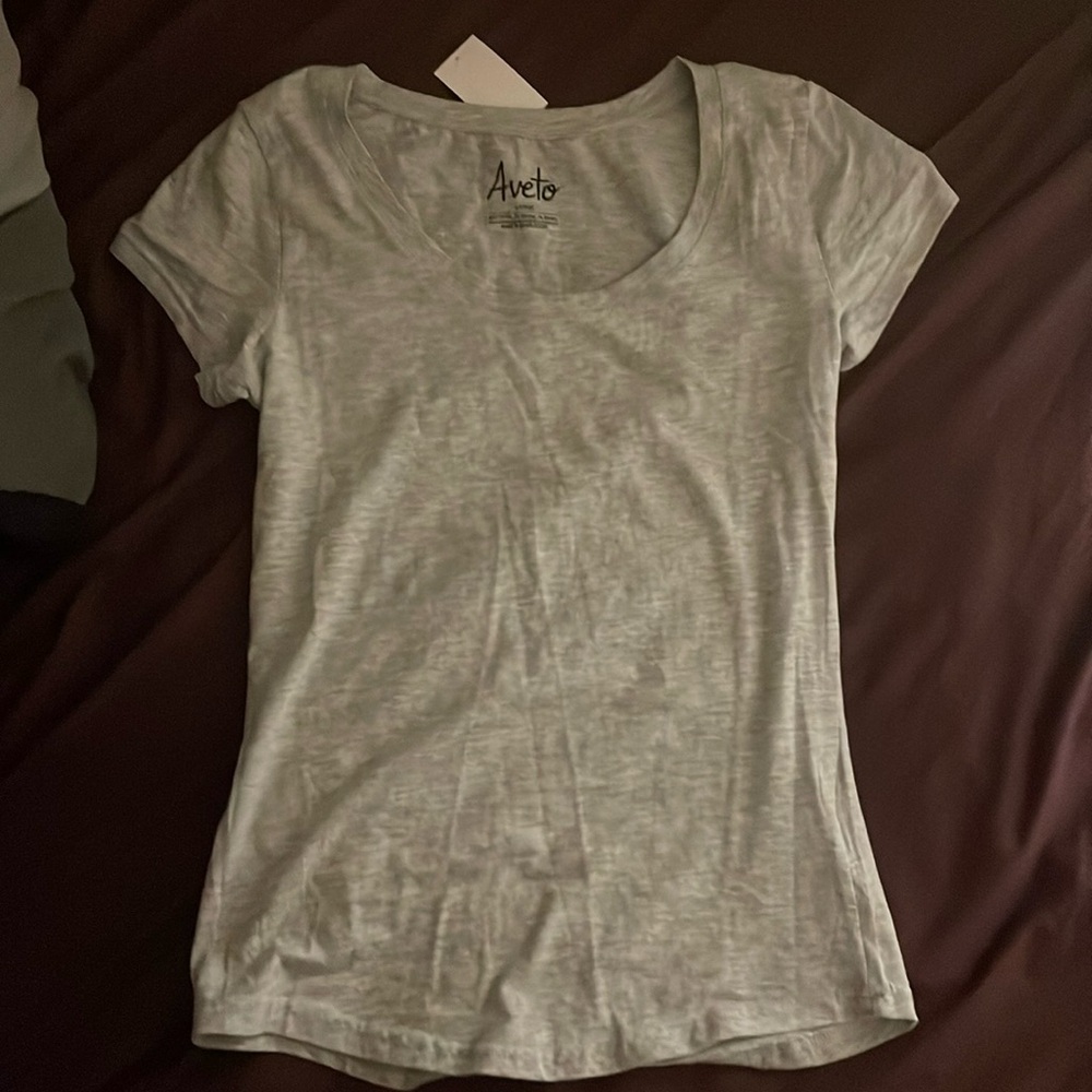 Gray scoop neck tee shirt from Aveto. Made of 90% cotton, 5% viscose, 5% spandex